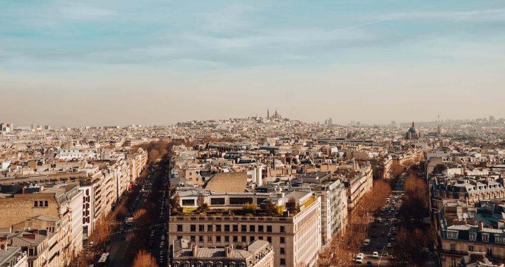 High angle shot of the beautiful buildings and streets captured in Paris, France